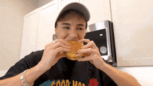 Taking A Bite Raphael Gomes GIF - Taking A Bite Raphael Gomes Eating A Burger GIFs