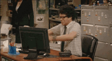 tv shows the it crowd computer angry tantrum
