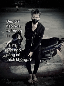 a man wearing a mask is standing in front of a motorcycle with a caption in a foreign language