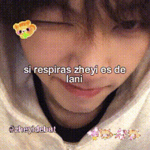a close up of a person 's face with the words si respiras zheyi es de lani written on it