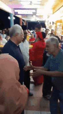 Najib Razak Market GIF - Najib Razak Market Walking GIFs