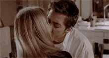 Jake Gyllenhaal Kiss GIF - Jake Gyllenhaal Kiss GIFs