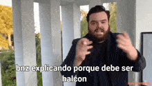a man with a beard says bnz explicando porque debe ser halcon in spanish