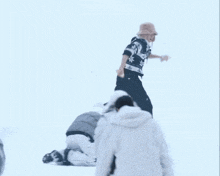 a person is running in the snow with chinese writing on the bottom right