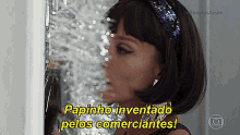 a woman is holding a bottle of champagne and says papinho inventado pelos comerciantes ..
