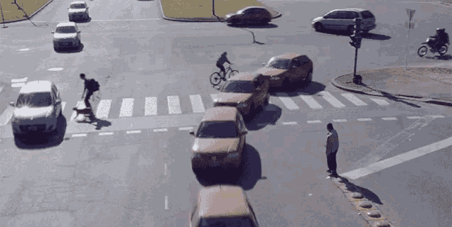 How To Cross The Street In Vietnam GIF - Cross Street Vietnam - Discover &  Share GIFs