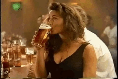 Бежит пить пиво. Пиво гиф. Гифка пьет пиво. Гиф девушка с пивом. Девушка пьет пиво.