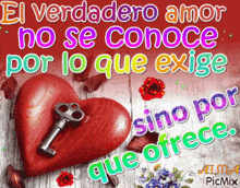 a heart with a key in it and the words el verdadero amor no se conoce por lo que exige sino por que ofrece