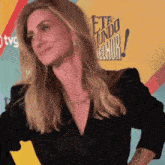 a woman is standing in front of a sign that says " eto mundo melhor "