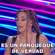 a woman with braids says es un panqueque de verdad on a colorful background