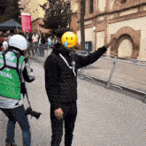 a person wearing a green vest that says policial