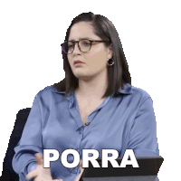 a woman wearing glasses and a blue shirt with the word porra written on it