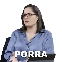 a woman wearing glasses and a blue shirt with the word porra written on it