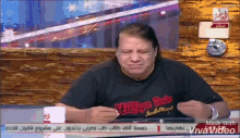 a man wearing a black t-shirt that says hilfiger denim