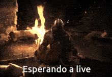 a knight sitting in front of a fire with the words " esperando a live " above him