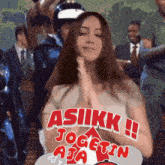 a woman with her hands folded in front of a speech bubble that says ' asikk !! jogetin aja '