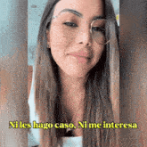 a woman wearing glasses says ni les hago caso