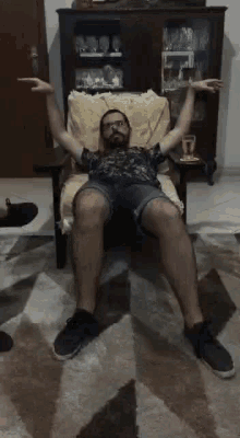 Yuri Deitado Na Cadeira GIF - Yuri Deitado Na Cadeira GIFs