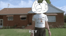 a man standing in front of a house with a cat on his head that says " hey "