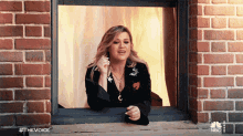 Singing On The Window Kelly Clarkson GIF - Singing On The Window Kelly Clarkson The Voice GIFs