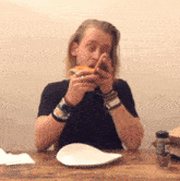 Macaulay Culkin Macaulay Culkin Eating Pizza GIF - Macaulay Culkin Macaulay Culkin GIFs