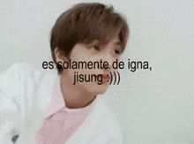 a close up of a person 's face with the words es solamente de igna ji sung written above it