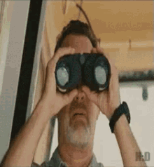 Binoculars GIF - Searching Tomhanks Captainphillips GIFs
