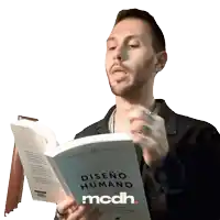 a man reading a book called diseno humano