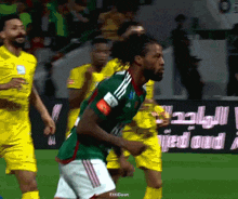 a group of soccer players are running on a field with a sign in the background that says ' jetted oud '