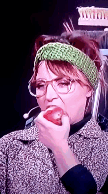 No Straight Face GIF - No Straight Face Eating GIFs