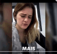 a woman is wearing a fur vest and the word mais is on the bottom right