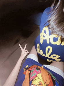 a person wearing a blue shirt that says " au " on the back