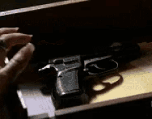 Mato Ou Não Mato? GIF - Salvejorge Arma Revolver GIFs