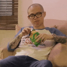 Eating Chips Chris Cantada GIF - Eating Chips Chris Cantada Chris Cantada Force GIFs
