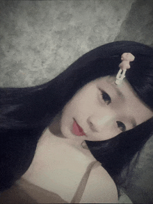 a girl with a clip on her head that says u