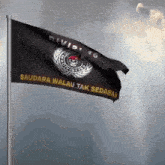 a black flag that says saudara walau tak sedarah