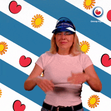 a woman wearing a hat that says " holland de holle kon " on it