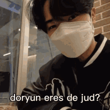 a man wearing a mask with the words doryun eres de jud written below him