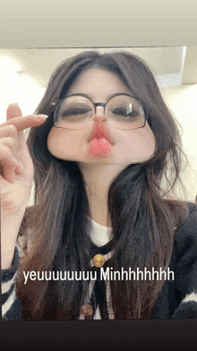 a woman wearing glasses is making a funny face and the caption says yeuuuuuuu minhhhhh