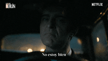 a man in a suit says no estoy bien in front of a netflix logo
