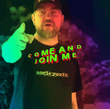 a man wearing a shirt that says come and join me sonic youth