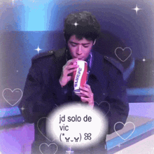 a man drinking from a red cup with the words jd solo de vic on it