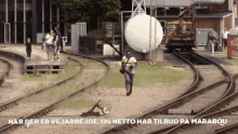 Kenny Marabou Running GIF - Kenny Marabou Running Train Rail GIFs