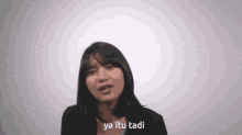 a woman says ya itu tadi while making a face