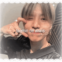 a picture of taemin de wiwis with a white lace border
