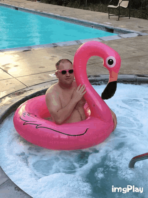 Illustration article Digital Summ'R 2023 : Homme dans un jacuzzi avec des lunettes de piscine rose avec une bouée flamand rose autour de la taille. 