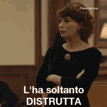 a woman stands with her arms crossed and the words l ' ha soltanto distrutta above her