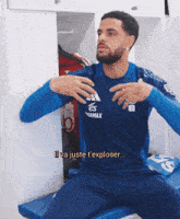 a man wearing a blue shirt that says es namax on it