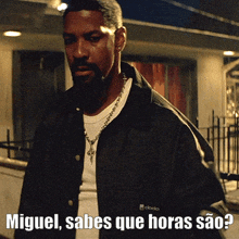 a man in a black jacket with the words miguel sabes que horas sao on it