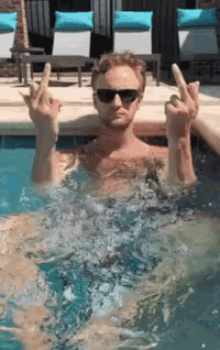 Andyroberts Middle Finger GIF - Andyroberts Middle Finger Fuckyou GIFs